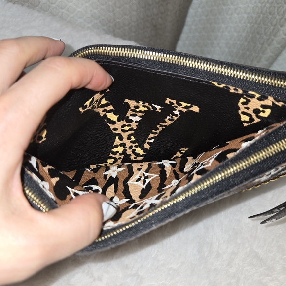 🔥 Louis Vuitton Pochette Double Zip Monogram Giant Jungle LIKE NEW! 🔥 - Picture 6 of 14